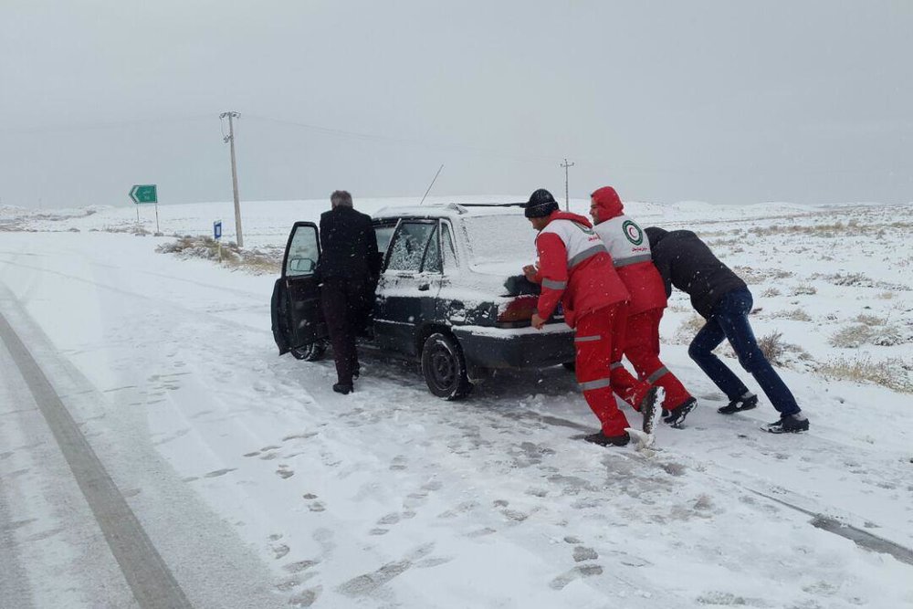 کمک رسانی پانزده تیم امداد و نجات هلال احمر استان در محورهای برفگیر