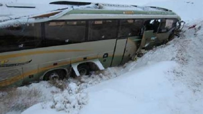 مصدوم شدن شش نفر سرنشین در واژگونی اتوبوس در محور پیرانشهر