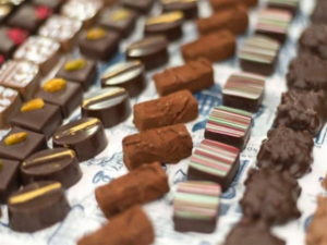 بیش از 3تن شیرینی خشک در شاهین دژ توقیف شد