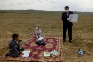 زیباترین عکس کرونایی روز: این معلم و این دو کودک