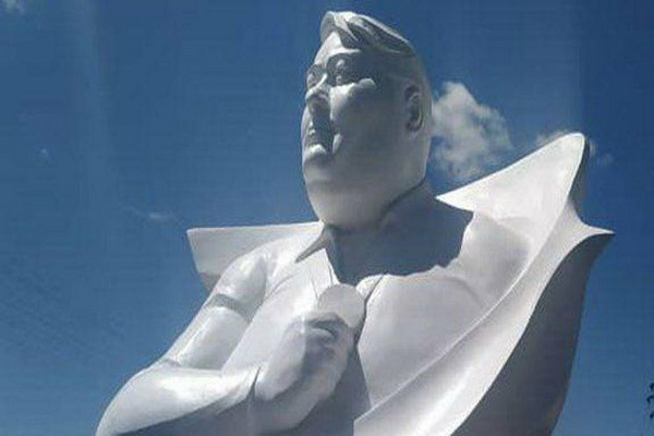رو نمایی از تندیس زنده یاد سیامند رحمان ابر قهرمان پرافتخارترین پارالمپین