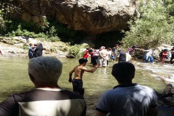 نجات کودک ۱۰ساله در آبشار شلماش سردشت