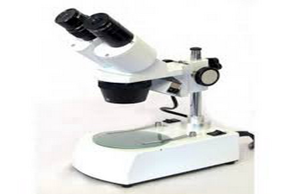 یک دستگاه میکروسکوپ توسط خیرین به مرکز بهداشت پیرانشهر اهداء شد