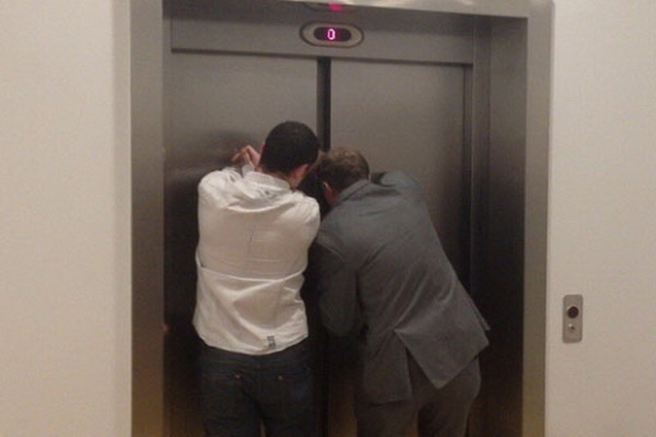 وقتی آسانسور گیر می کند ،چه کار کنیم ؟
