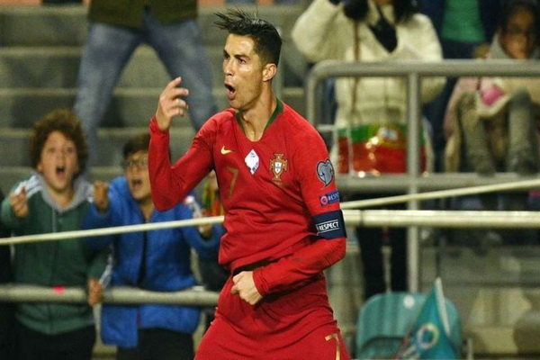 رونالدو ستاره تیم ملی فوتبال پرتغال به دنبال پشت سر گذاشتن رکورد گلزنی علی دایی است.