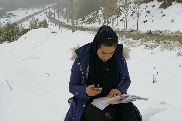 برف،بوران و سرما مانع تدریس خانم معلم فداکار و وظیفه شناس اشنویه ای نیست