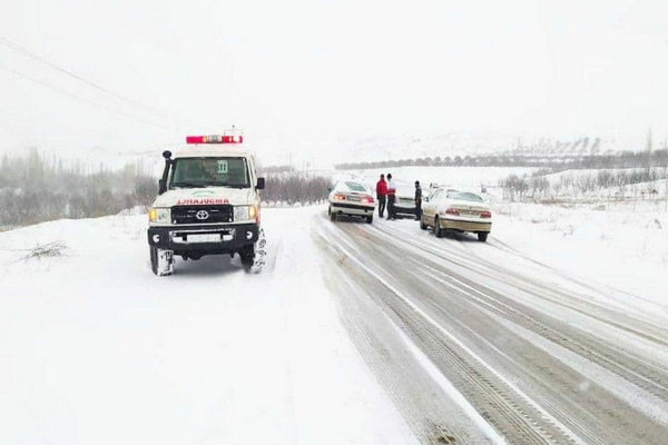 گرفتار شدن بیش از ۱۰۰ نفر در برف و کولاک در آذربایجان غربی
