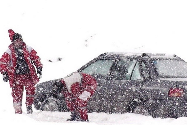 نیروهای هلال احمر آذربایجان غربی به ۴۷ خودروی گرفتار در کولاک و برف امداد رسانی کردند