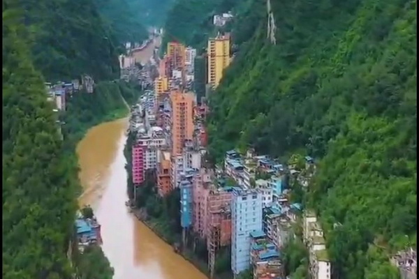 باریکترین شهر چین که در کنار رودخانه بنا شده است