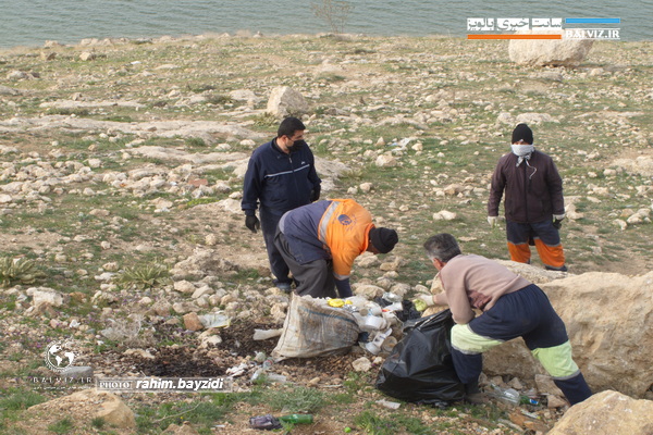 حاشیه دریاچه سد مهاباد از زباله پاکسازی شد