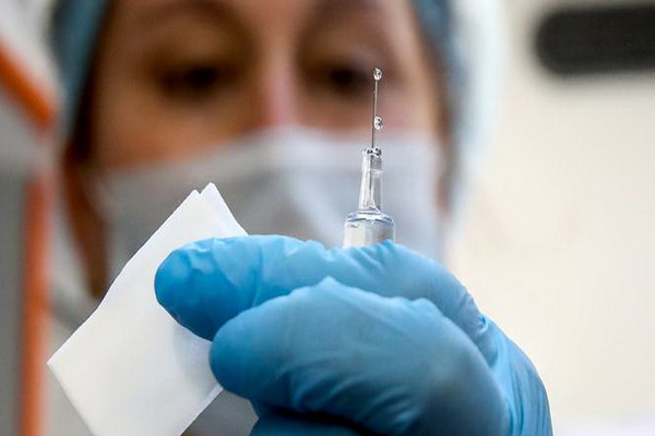 تزریق واکسن به افراد بالای 75 سال در مهاباد شروع شد