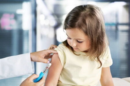 کودکان ۹سال به بالا در مهاباد واکسینه می شوند
