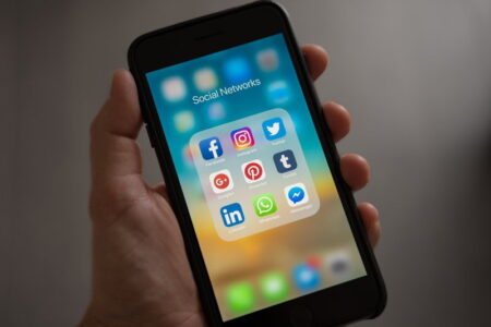 ظهور رسانه های اجتماعی و گوشی های هوشمند