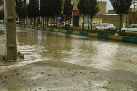 بارش باران و تگرگ در مهاباد موجب آبگرفتگی معابر شد