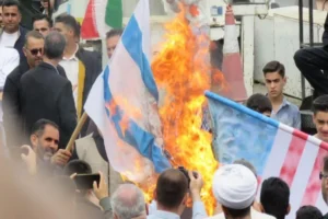 روز جهانی قدس در مهاباد برگزار شد آتش زدن پرچم اسرائیل 300x200 - راهپیمایی روز جهانی قدس در مهاباد برگزار شد-آتش زدن پرچم اسرائیل