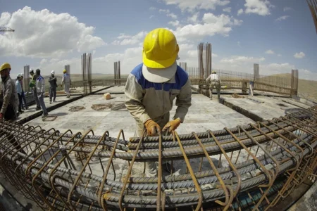 انتظار ۲۵۰۰ کارگر ساختمانی مهاباد برای پوشش بیمه تأمین اجتماعی