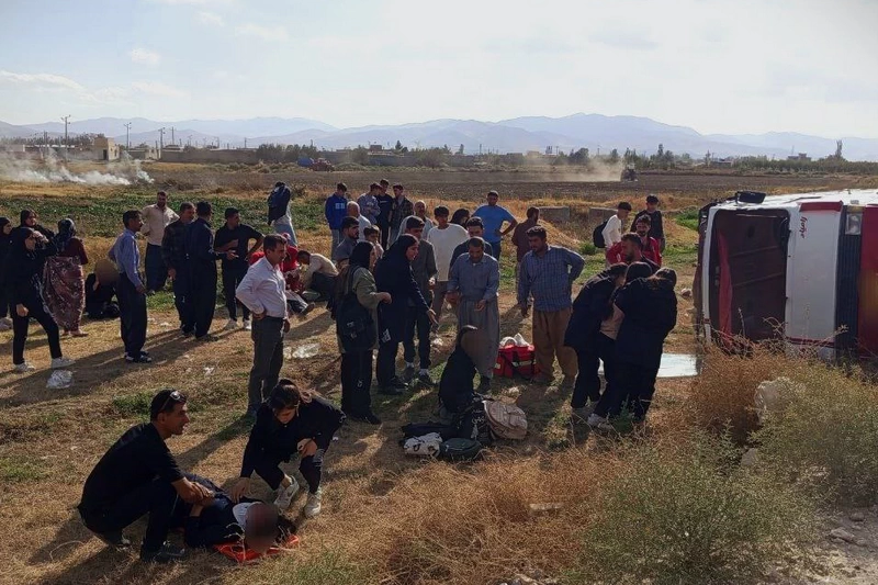 مینی‌بوس در محور مهاباد به ارومیه و در سه‌راهی محمدیار واژگون شد که بر اثر این حادثه، ۱۱ نفر مصدوم و ۱۳ نفر به نوعی دچار حادثه شدند - حادثه واژگونی مینی‌بوس در محور مهاباد به ارومیه