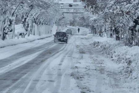 بارش برف مهاباد را سفید پوش کرد