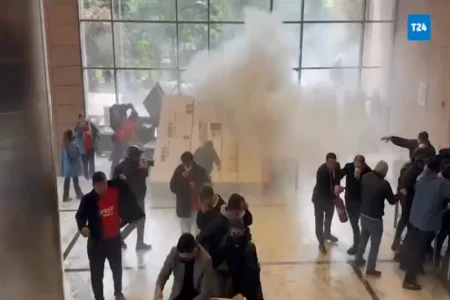 درگیری در مقر دفتر مرکزی حزب اصلی مخالف دولت ترکیه